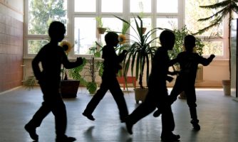 Rómske deti na Slovensku naďalej čelia hlboko zakorenenej diskriminácii