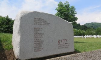 30. výročie masakra v Srebrenici je „bolestivou pripomienkou histórie“