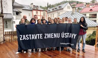 Schválenie drakonických ústavných zmien parlamentom je krokom smerom k erózii ľudských práv