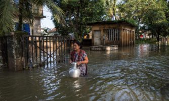 Klimatická kríza v Bangladéši prehlbuje diskrimináciu „neviditeľných“ pracovníčok v oblasti hygieny 