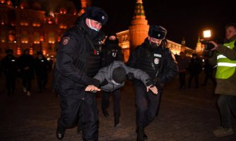 Ruské úrady zintenzívňujú útoky na aktivistov a aktivistky v exile, obviňujú Protivojnový výbor z „terorizmu“ 