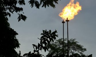 Fosílny priemysel ohrozuje práva dvoch miliárd ľudí a kritické ekosystémy