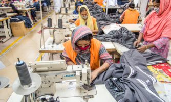 Záväzky módnych značiek k právam pracujúcich zostávajú len na papieri 