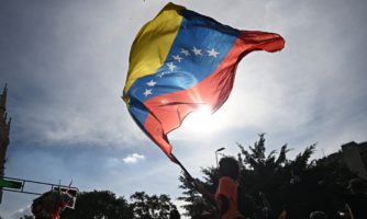 Vojenský zásah USA vo Venezuele ohrozuje ľudské práva aj medzinárodné právo, varuje Amnesty International 