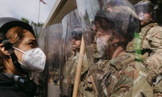 Rok po návrate prezidenta Trumpa do úradu oslabujú autoritárske praktiky ľudské práva v USA