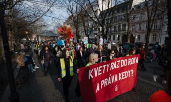 Nechajte si karafiát, zborme spolu patriarchát: Ľudskoprávna koalícia žiada systémové zmeny pre ženy na Slovensku